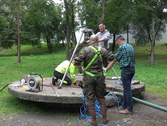 Oczyszczają poniemiecką studnię na Osiedlu Piastów. Ma znów służyć mieszkańcom