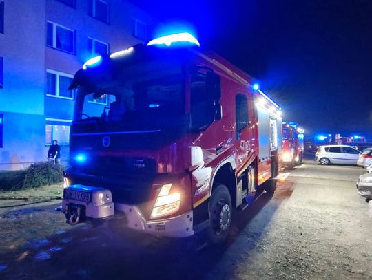 Ojciec z dzieckiem utknęli w windzie. Nocna akcja strażaków