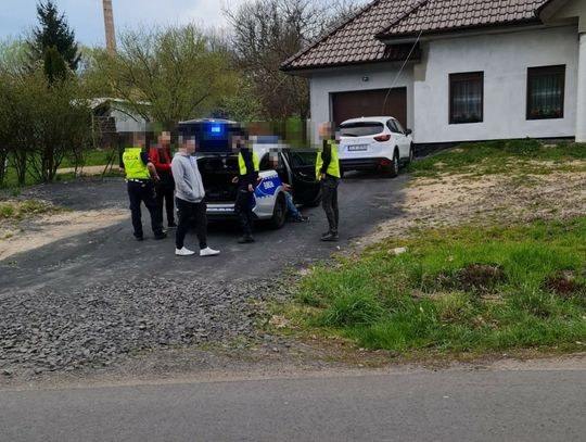 Olszyna. Kierowca pod wpływem nie opanował auta i ściął latarnię