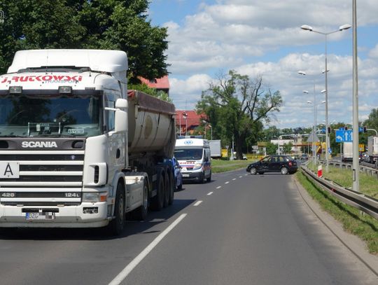 Osobówka vs. ciężarówka. Kolizja, która mogła skończyć się źle