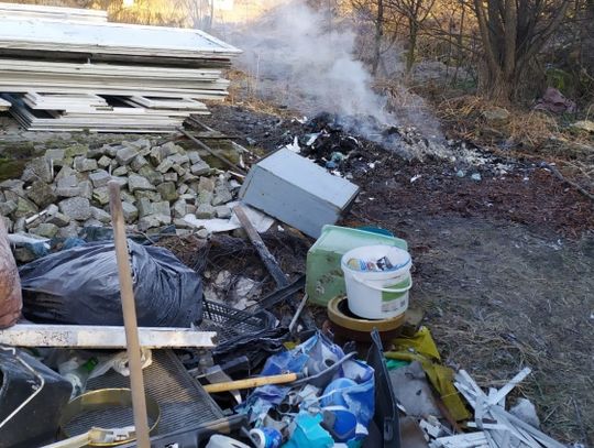 Palił śmieci na podwórku, odpowie przed sądem