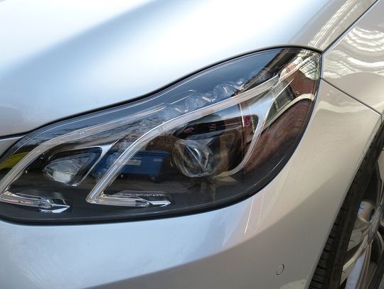 Parasolem rozbił reflektor mercedesa