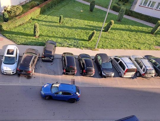 Parkowanie trudna sztuka, tym razem rozbite trzy auta