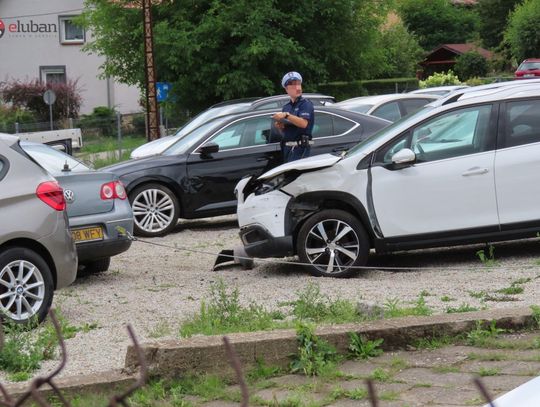 Passat przebił ogrodzenia i uszkodził sześć aut. Kierowca trafił do szpitala