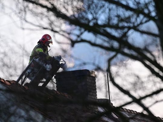 Lubań. Policjanci zareagowali na pożar sadzy w kominie