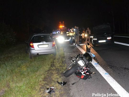 Pijany kierowca wjechał w słupki zabezpieczające miejsce wypadku