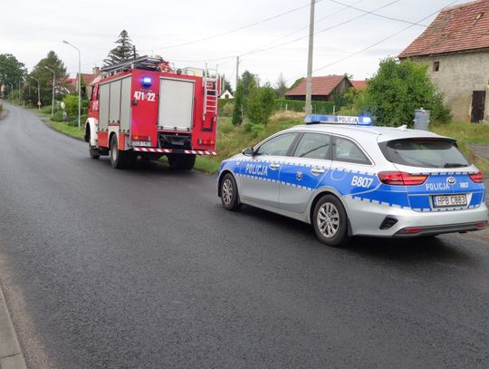 Plamy oleju na drodze przez Zarębę