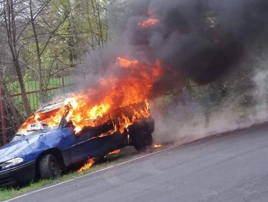 Płonące auto na ul. Rolniczej