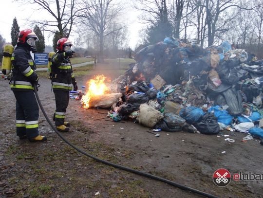 Płonące odpady w śmieciarce