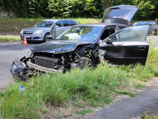 Po zderzeniu osobówki z TIR-em zablokowana DW 357 z Lubania w kierunku Nowogrodźca