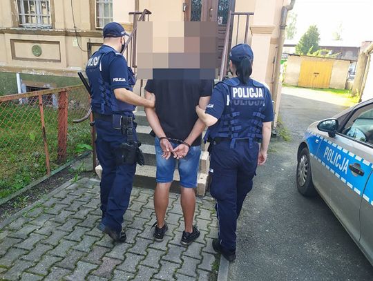 Podawał się za policjanta, sterroryzował dwóch uczniów