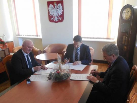 Podpisanie umowy na rekultywację składowiska odpadów w Nawojowie Łużyckim
