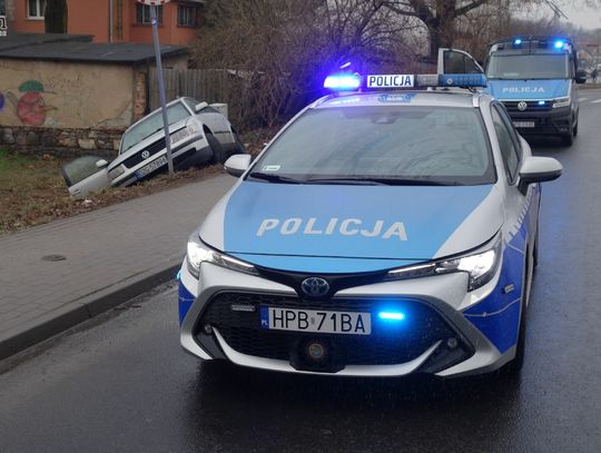 Policja o ucieczce kierowcy VW Passata. Omal nie potrącił pieszych