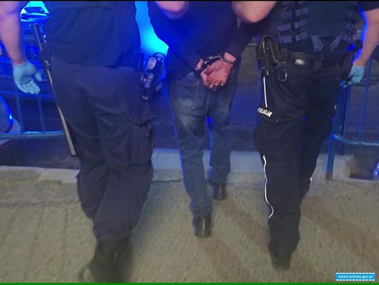 Policja publikuje wideo z doprowadzenia 70-latka, który zaatakował ratowników medycznych