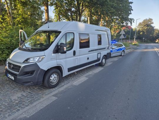 Policjanci chcieli pomóc, a odzyskali kradzionego kampera