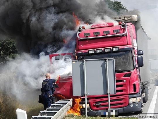 Policjanci gasili ciężarówkę na A4. Nagranie z kamer pokazuje dramatyczną akcję