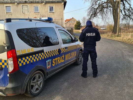 Policjanci kontrolują jak stosujemy się do obostrzeń