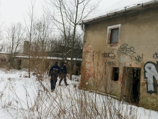 Policjanci pomagają osobom bezdomnym i bezradnym