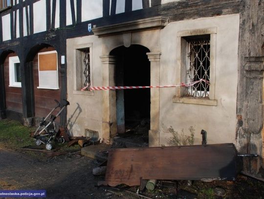 Policjanci pomogli wydostać się z płonącego budynku