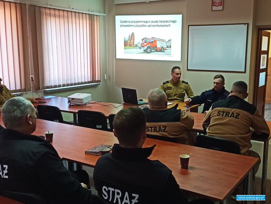 Policjanci szkolili strażaków z przepisów ruchu drogowego