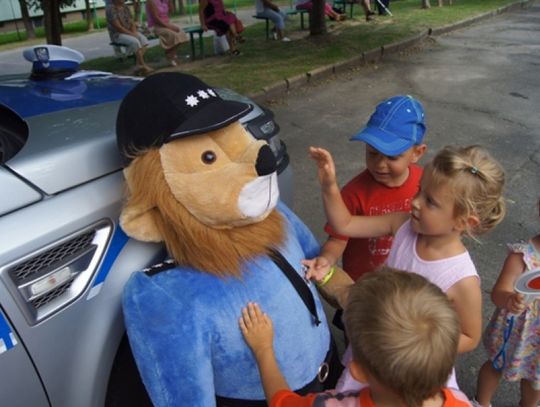 Policjanci wręczali serduszka