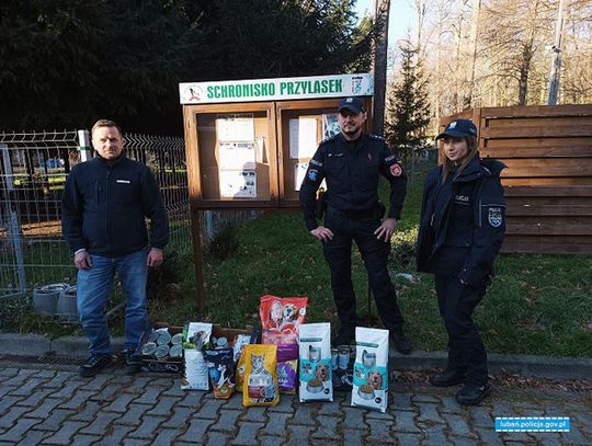 Policyjna zbiórka dla zwierzaków ze schroniska w Przylasku