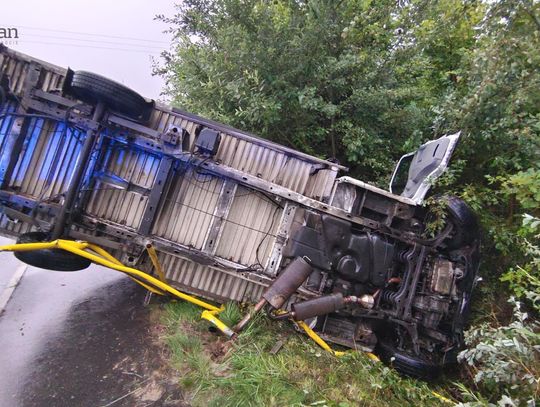 Poranny poślizg na mokrej drodze. Ciężarówka w rowie w Henrykowie Lubańskim