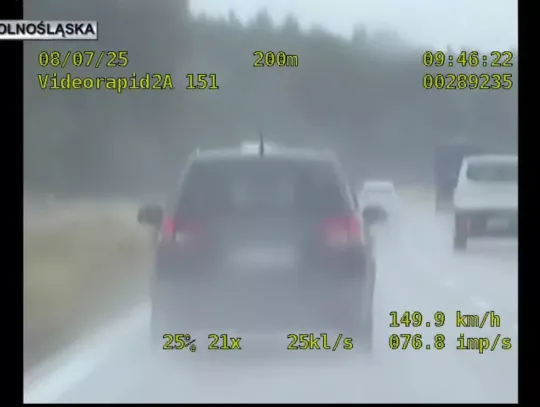 Pościg na A4. Pijany kierowca zakończył ucieczkę na przyczepce z autostradowym oznakowaniem