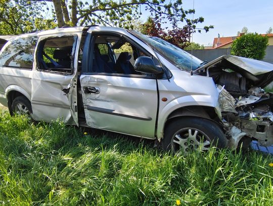 Pościg ulicami Lubania. Kierowca ściął ławkę, latarnię i drzewo