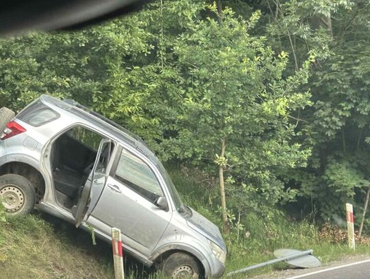 Pościg za kierowcą Daihatsu, porzucił auto i uciekł do lasu