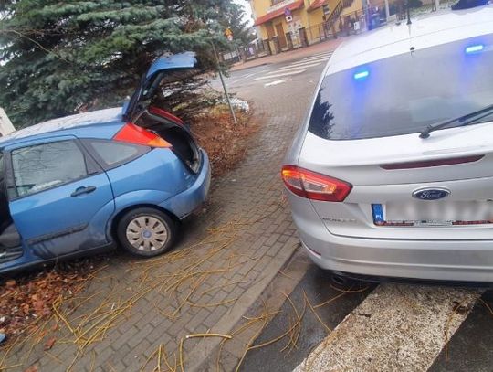 Pościg zakończył się kolizją z drzewem