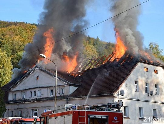 Potężny pożar domu wielorodzinnego w Piechowicach