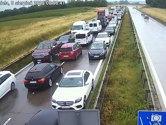 Poważny wypadek motocyklisty i nieodpowiedzialne zachowanie kierowców w korku