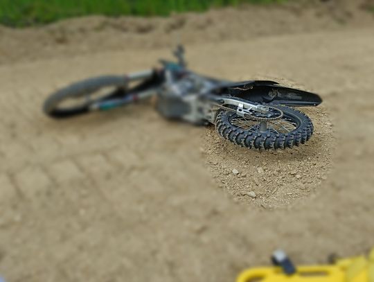 Poważny wypadek na torze motocrossowym w Jałowcu. Motocyklista wylądował za daleko