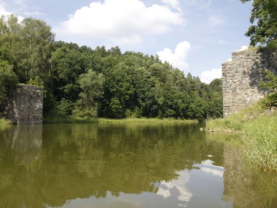 Powstanie kładka nad Zbiornikiem Leśniańskim