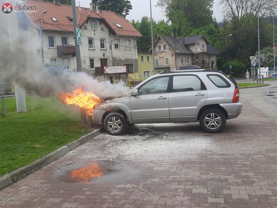Pożar auta na sklepowym parkingu [WIDEO]