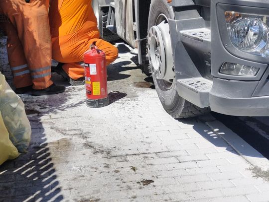 Pożar ciężarówki z podnośnikiem koszowym. Pracownicy uratowali maszynę