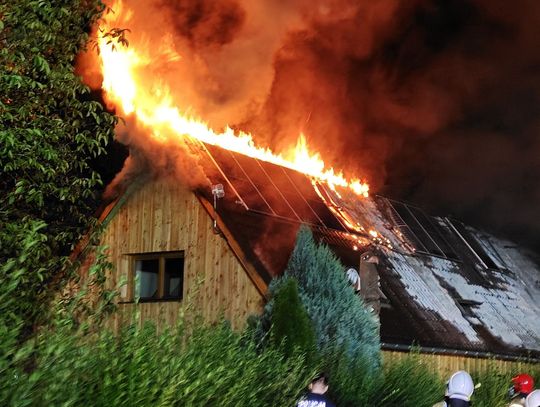 Pożar domu w Świeciu. W ogniu stanął dach z fotowoltaiką [WIDEO]