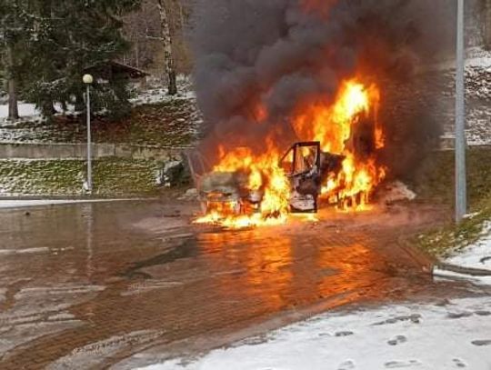 Pożar dostawczego Iveco pod hotelem w Czerniawie