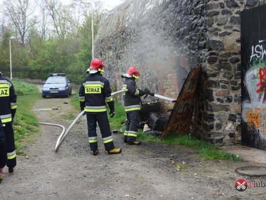 Pożar komórki w murze obronnym