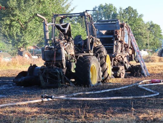 Próbowała gasić sama. Pożar zniszczył prasę i ciągnik John Deere