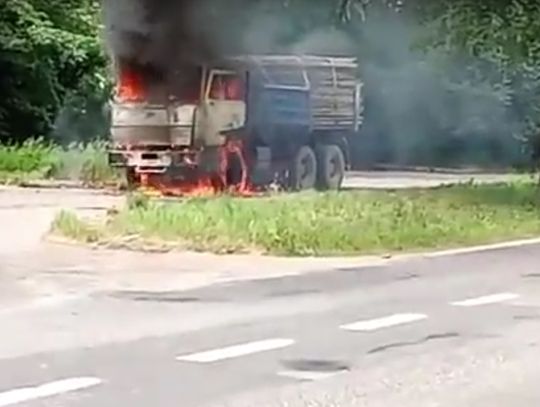 Pożar samochodu przewożącego drewno