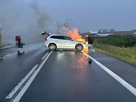 Pożar volvo na DK30. Przez kilkadziesiąt minut droga była zablokowana