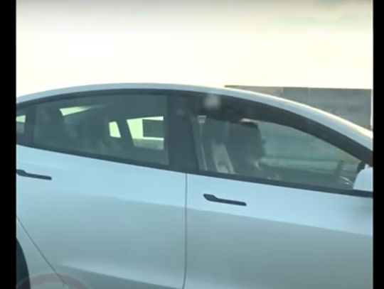 Przerażające nagranie z S5. Kobieta jechała i spała za kierownicą tesli [WIDEO]