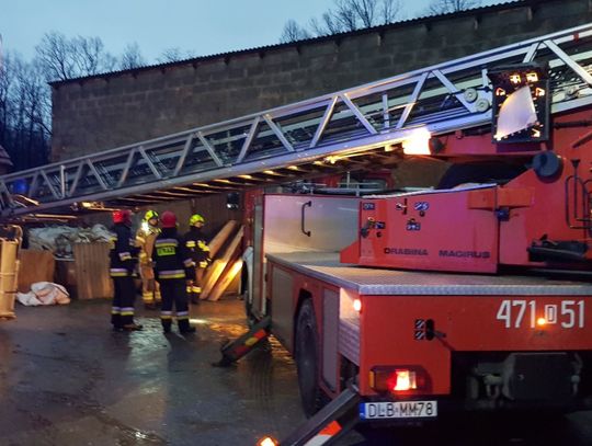 Przerwy w dostawie prądu, zerwane dachy i połamane drzewa