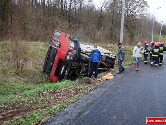 Przewoził bydło, wypadł z drogi