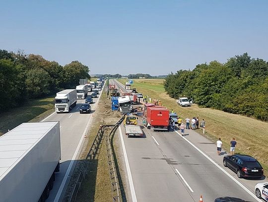 Przewrócona ciężarówka zablokowała autostradę A4