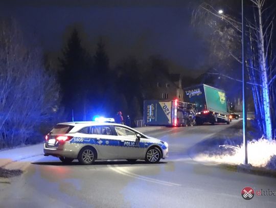 Przewrócona przyczepa na wjeździe do Olszyny