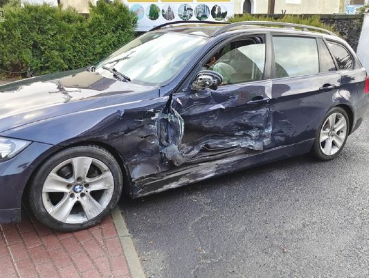 Renault Clio uderzyło w prawidłowo jadące BMW. Droga była zablokowana