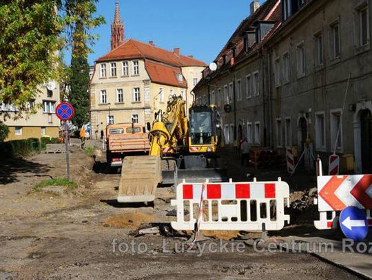 Ruszył remont w centrum Lubania – archeolodzy zbadają teren wokół Wieży Trynitarskiej